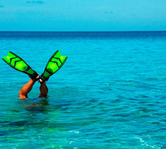 Awards for top performers diver at beach BI WORLDWIDE Latin America.